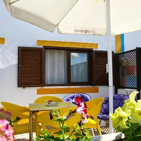 Pequena Baleia Bed & Breakfast *