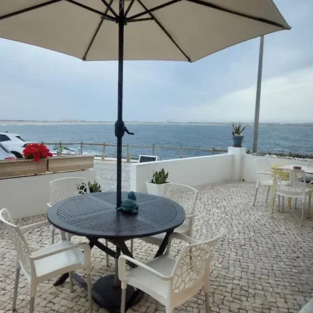 Couette-café Pequena Baleia 3*